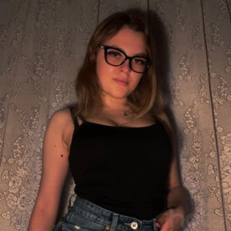 Junge feuchte Muschi sucht deinen harten Schwanz! Lass mich deine kleine Sklavin sein 💦