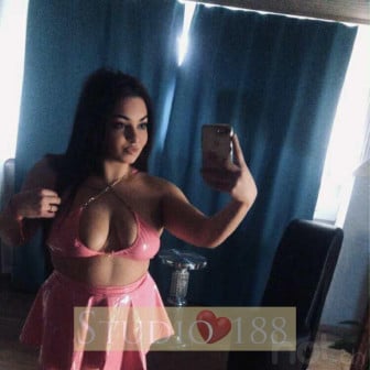 Junge, petite Escort mit umfangreichem Service-Paket f&uuml;r dein Zuhause