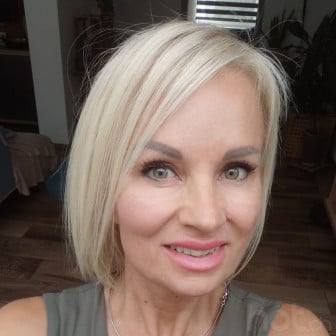 Heisse Blonde mit gr&uuml;nen Augen bietet erotische Massagen