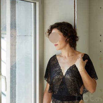 Stilvolle Dame mit Eloquenz und Charme
