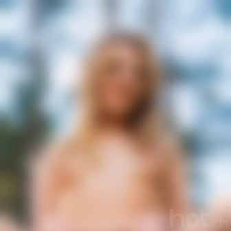 Hast du schon mal eine zarte Blondine mit verspielter Art erlebt?