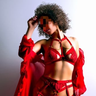 Exotische Sch&ouml;nheit, 29j, kurze Locken - bl&auml;st ohne Gummi, geile Analmassage, schluckt gerne Sperma
