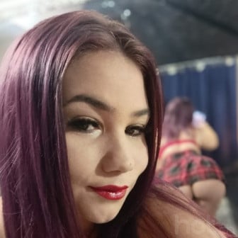 Girlfriend-Sex & Escort Spezialistin - 22 Jahre, 160 cm, kurvig, violette Haare, gr&uuml;ne Augen