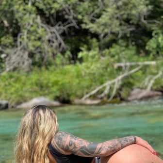 Lange blonde M&auml;hne, kleine Naturbr&uuml;ste und Tattoos, die deinen Blick fesseln
